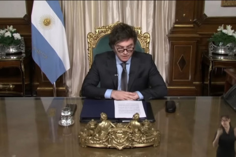 Milei anuncia plano para cortar 70 mil servidores públicos na Argentina