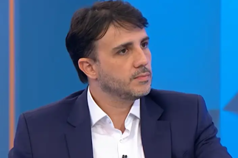 Renan Santos defende que Brasil desenvolva bombas atômicas para ampliar soberania