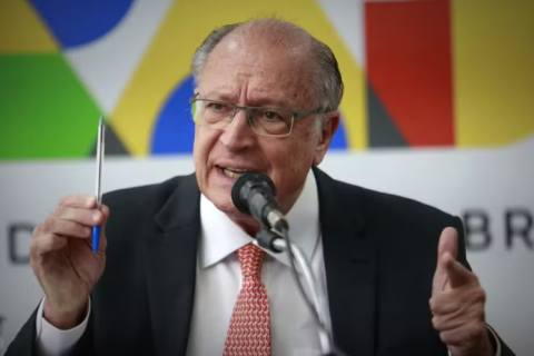 Afetado por tarifaço dos EUA, setor de máquinas se reúne com Alckmin e se posiciona contra uso da reciprocidade