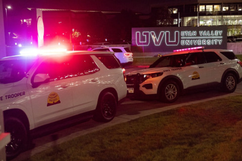 Assassino de Charlie Kirk, aliado de Trump, continua foragido nos EUA