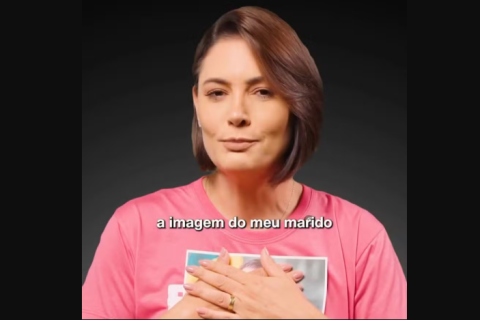 Michelle cobre rosto de Bolsonaro ao criticar decisão do TRE-DF que barrou propaganda