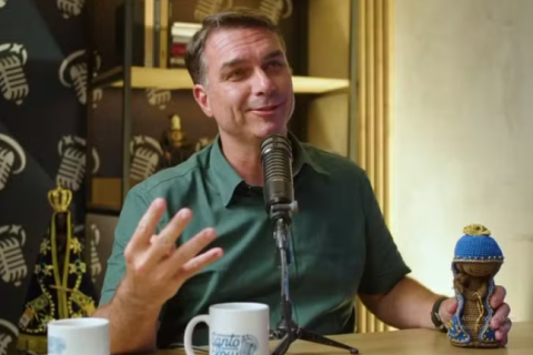 Flávio Bolsonaro reforça defesa após polêmica com Nossa Senhora e leva debate para temas de campanha