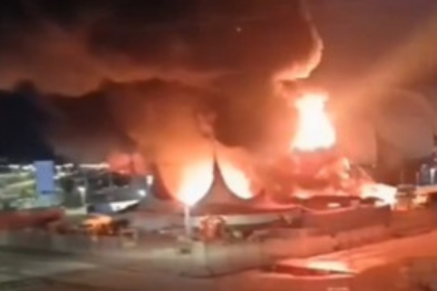 Incêndio de grandes proporções atinge Circo do Tirullipa em Natal; veja