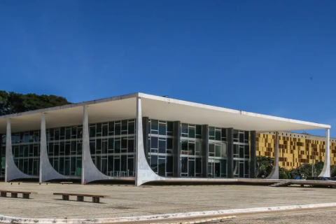 STF adia decisão sobre lei que impõe restrições para laqueadura