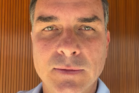 Flávio Bolsonaro divulga vídeo com novo pedido de desculpas a Michelle e pede apoio à sua pré-candidatura