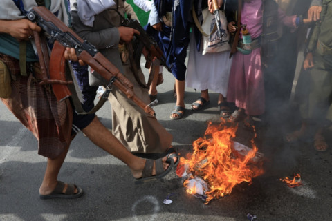 Houthis ameaçam atacar navios dos EUA no Mar Vermelho se país intervir contra Irã