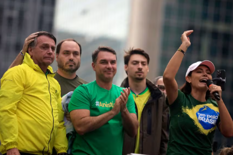 Participação de Michelle na campanha de Flávio ainda depende de trégua com Carlos, Eduardo e "chihuahuas raivosos", dizem aliados