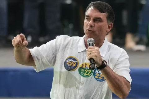 Flávio Bolsonaro chama proposta de fim das bets de “estelionato” e questiona validade após eleição