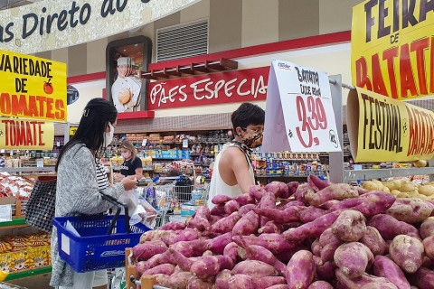 IPCA-15 desacelera em março, com alta em Alimentação e Bebidas