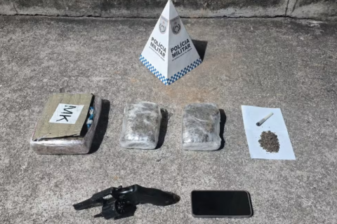 Mulher é presa com mais de 2 kg de maconha e revólver dentro de ônibus em Sapucaia