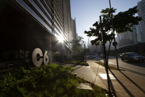 INSS suspende empréstimos consignados do C6 e cobra devolução de R$ 300 milhões