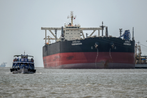 Petróleo dispara mais de 7% e supera US$ 102, antes do bloqueio dos EUA ao Irã