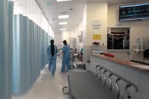 Polícia investiga se mãe adolescente de recém-nascida encontrada em lixeira de hospital foi estuprada