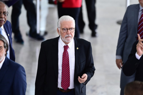 Jaques Wagner informa que disputará reeleição ao Senado em 2026