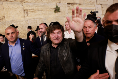 Milei chega a Israel e visita Muro das Lamentações em Jerusalém