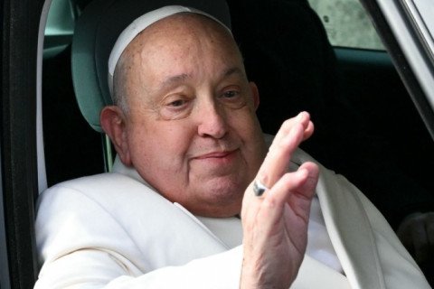 Papa Francisco apresenta ‘quadro clínico complexo’ e continuará hospitalizado, afirma Vaticano