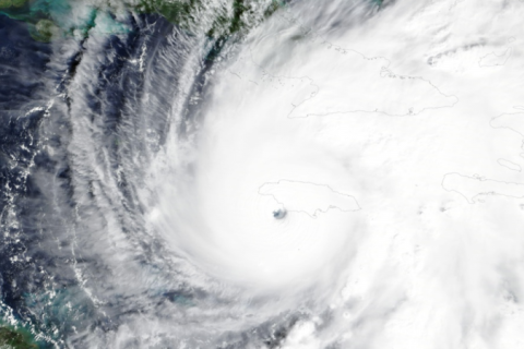 Furacão Melissa perde força sobre Cuba, mas continua perigoso