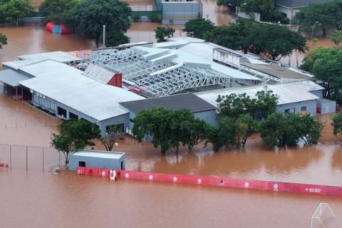 Rio Guaíba chega perto de elevação histórica, invade rodoviária e deixa CT do Inter debaixo d’água