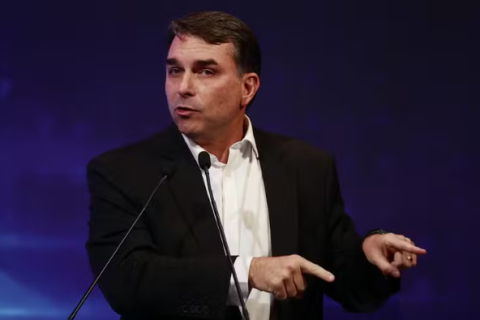 Flávio Bolsonaro pede mais prazo para depor em investigação por suposta calúnia contra Lula