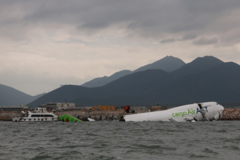 Avião cargueiro cai no mar durante pouso em Hong Kong e deixa dois mortos