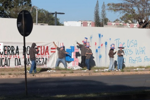 Vandalismo na Embaixada dos EUA em Brasília é assumido pelo MST nesta quinta-feira