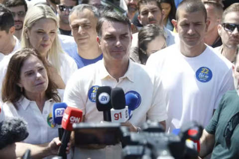 Flávio Bolsonaro se reúne com prefeitos no Rio e nega intenção de acabar com o Bolsa Família