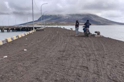 Vulcão Ruang, na Indonésia, entra em erupção novamente e provoca alerta máximo