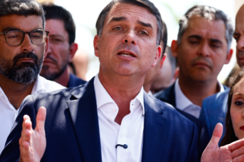 Campanha de Flávio Bolsonaro deve acionar a Justiça após propaganda eleitoral ser exibida sem áudio