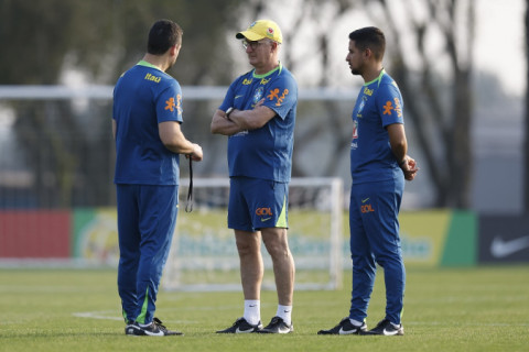 Dorival testa Endrick e tem volta de quarteto na seleção antes de viagem para o Paraguai, onde joga nesta terça-feira (10)