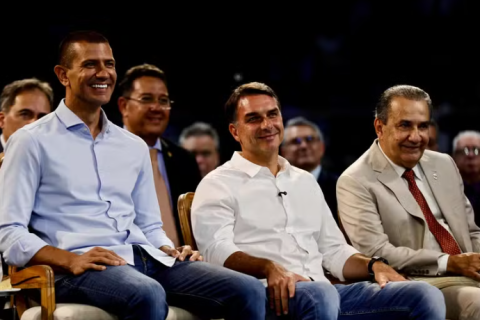 Bispo Samuel Ferreira declara apoio a Flávio Bolsonaro durante evento evangélico no Maracanãzinho