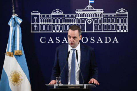 Argentina demite cerca de 5.000 funcionários públicos e anuncia que irá revisar benefícios sociais