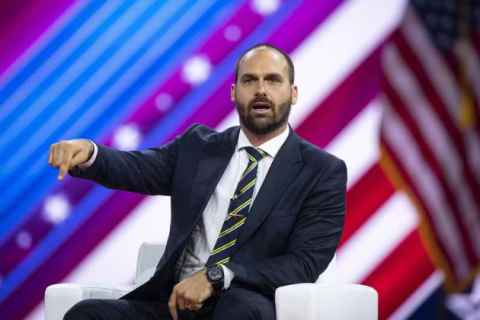 Eduardo Bolsonaro recebe Green Card do governo Trump