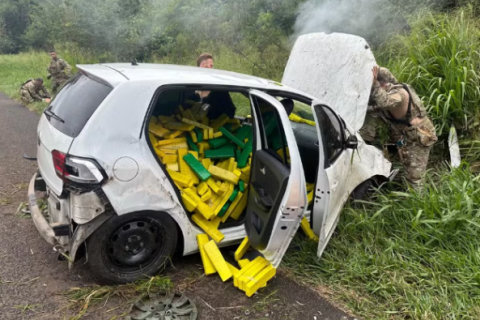 Após perseguição, adolescente capota carro, e polícia encontra 600 kg de maconha