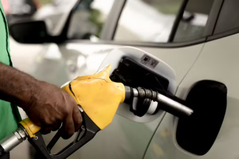 Governo vai prorrogar subvenção da gasolina por mais dois meses para conter pressão sobre combustíveis
