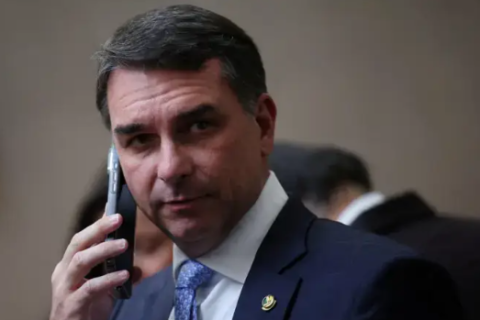 Flávio Bolsonaro chega aos Estados Unidos para audiência sobre tarifas