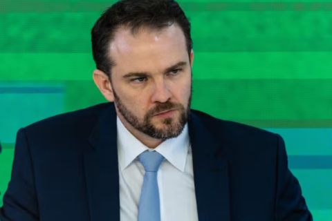 Ministro da Fazenda critica nova tarifa dos EUA e afirma que medida retoma taxa barrada pela Suprema Corte