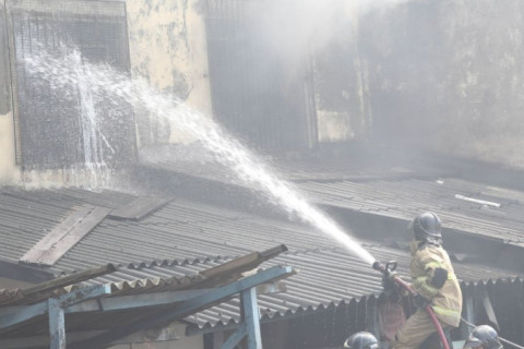 Polícia encontra ‘gato de luz’ em fábrica que pegou fogo no Rio de Janeiro