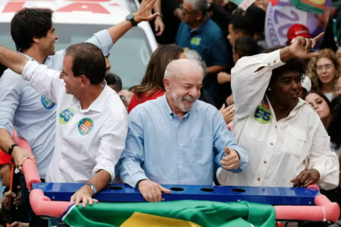 Com medo do avanço de Flávio no Rio, Lula faz caminhada em São Gonçalo ao lado de Eduardo Paes na reta final da campanha