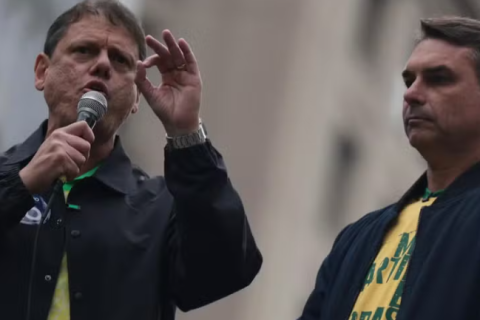 Carro de som solta fumaça antes de agenda de Flávio Bolsonaro e Tarcísio em São Paulo