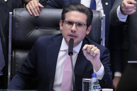 CCJ da Câmara deve votar fim da escala 6 x 1 na próxima semana, diz Motta