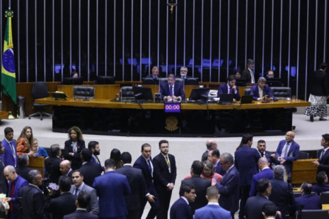 Deputados tentam derrubar restrições ao funcionamento de comércios no final de semana