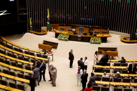 Câmara aprova projeto que impede prescrição de pena para condenados foragidos em meio ao avanço da pauta da segurança pública