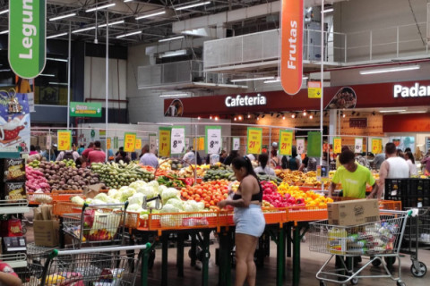 Oposição contesta decisão do governo Lula que dificulta trabalho no comércio em feriados