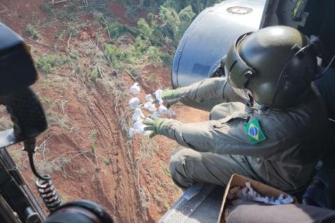 Helicóptero do Exército lança 5 milhões de sementes no Vale do Taquari, no RS