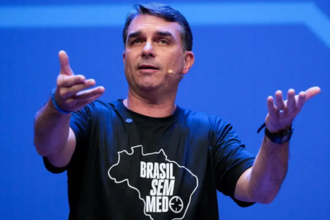 Flávio Bolsonaro critica ligação entre Lula e Dino e questiona relação com STF