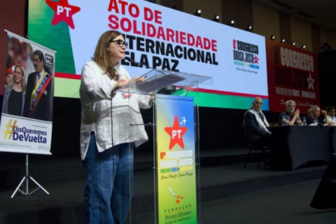 Congresso do PT exibe banner pedindo volta de Maduro para Venezuela