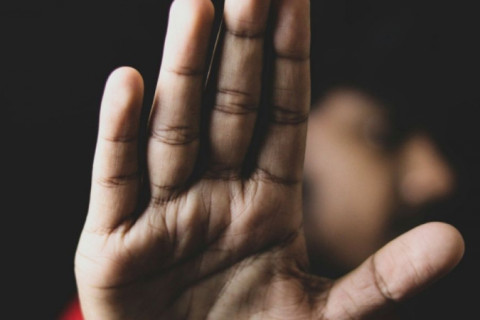 Pai é preso por suspeita de estuprar filha de 12 anos com ajuda do filho adolescente