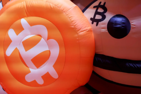 Bitcoin cai com alta do petróleo e temor renovado de inflação