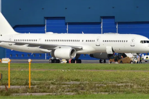 Avião sem identificação da Força Aérea dos EUA chega em missão desconhecida ao Brasil