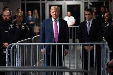 Trump é multado em US$ 9 mil por ofensa no tribunal e pode ser preso em caso de reincidência